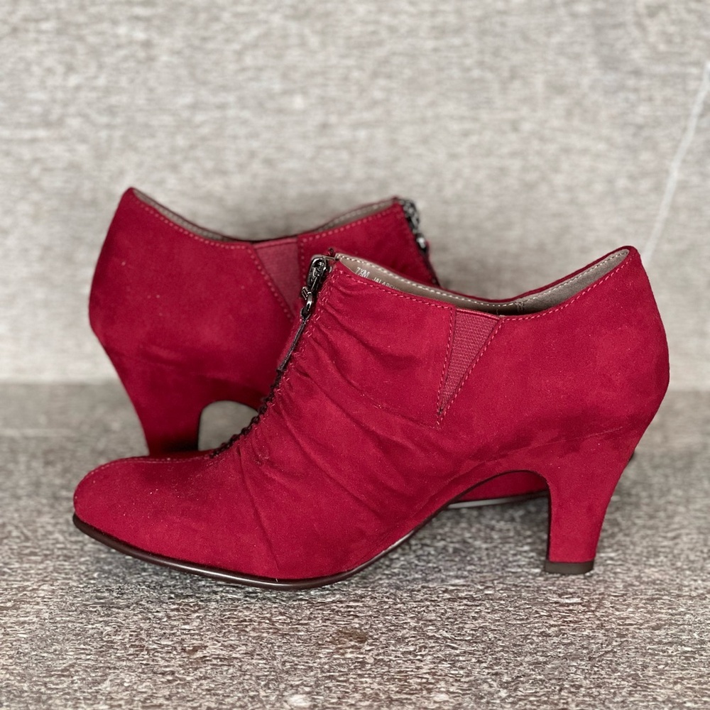 NWOT. AEROSOLES Jalepeno shooties with front rucheting & zipper.